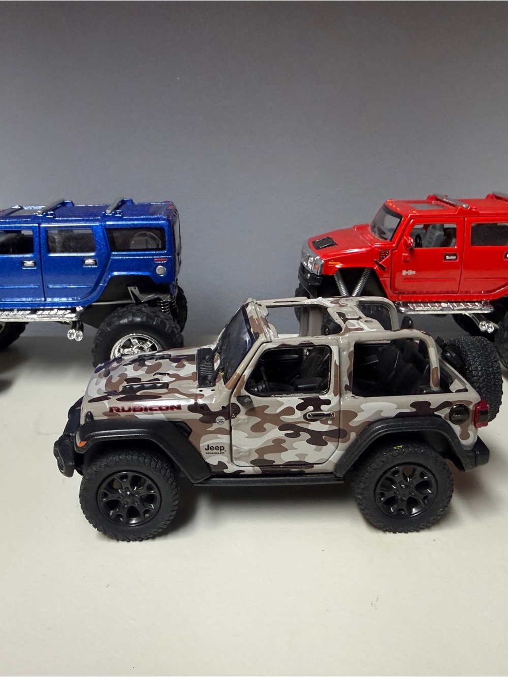Kinsmart Lot: 2018 Jeep Rubicon - 2008 Red and Blue Hummer H2 SUV (off road)